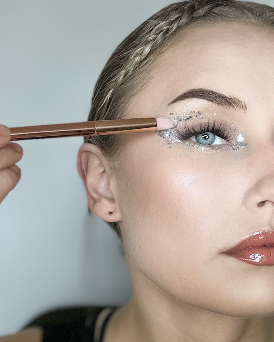 Miten saada glitter luomiväri pysymään? 5 vinkkiä pitkäkestoiseen glittermeikkiin