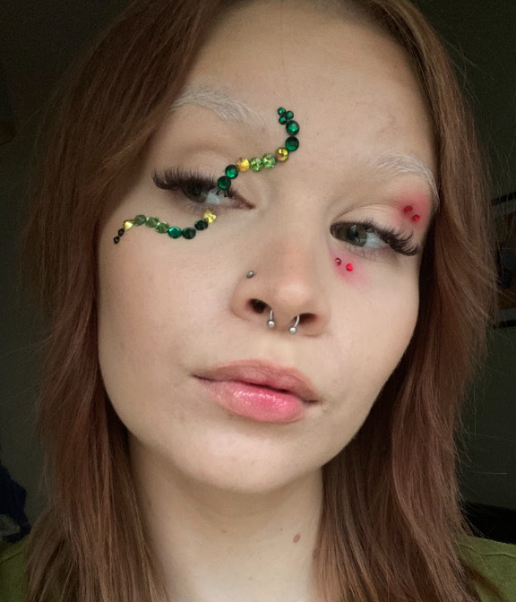 Ihotimanteilla tehty Halloween-meikki, jossa käärme.